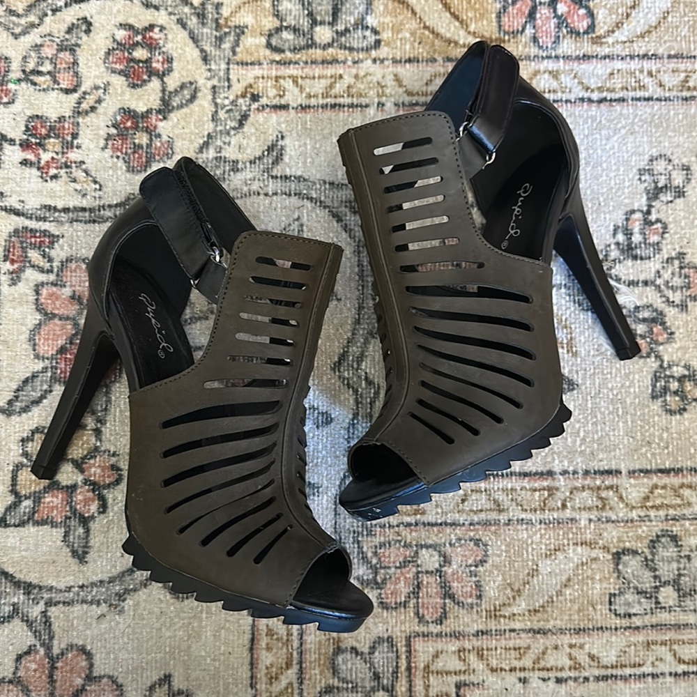 Army Green High Heels size 6, 4” heel. Worn once, great condition!